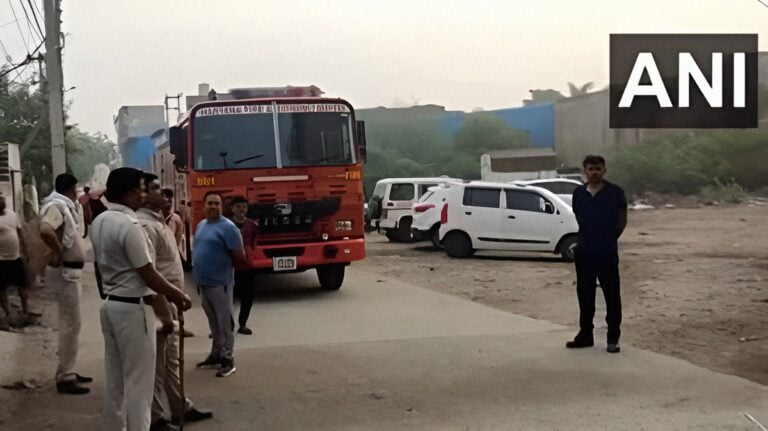 Gurugram Factory Fire : फायरबॉल बनाने वाली फैक्ट्री में लगी भीषण आग, 02 की मौत, 24 दमकल गाड़ियों के पहुंचने से बुझी आग Gurugram Factory Fire : फायरबॉल बनाने वाली फैक्ट्री में लगी भीषण आग, 02 की मौत, 24 दमकल गाड़ियों के पहुंचने से बुझी आग