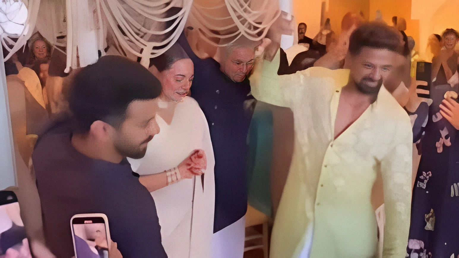 Sonakshi Sinha Wedding: भाइयों ने शादी की नहीं निभाई रस्म ! देखें वीडियो…बॉलीवुड एक्टर ने बचायी लाज