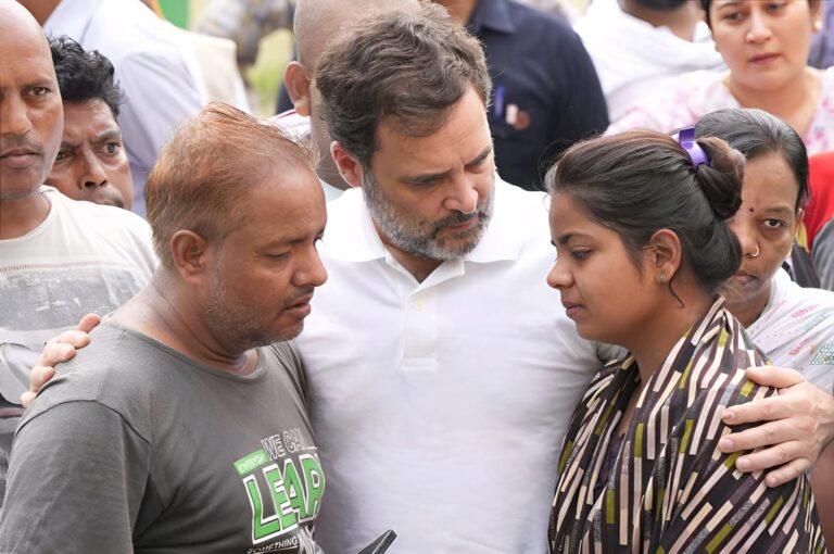 Hathras भगदड़ : मेरे चरणों की धूल लो…भोले बाबा के कहते भीड़ दौड़ पड़ी उनके पीछे