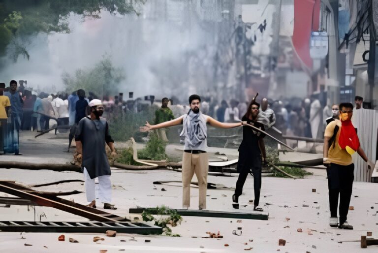 Bangladesh Protest : आरक्षण की आग में जल रहा देश, उपद्रवियों को देखते ही गोली मार देने का आदेश