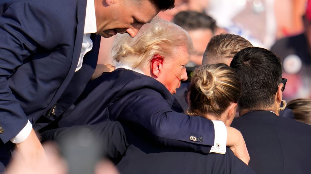 Donald Trump Firing : चुनावी रैली में अमेरिका के पूर्व राष्ट्रपति डोनाल्ड ट्रंप पर चली गोली, कान छलनी, यहां देखें वीडियो 1 Donald Trump Firing : चुनावी रैली में अमेरिका के पूर्व राष्ट्रपति डोनाल्ड ट्रंप पर चली गोली, कान छलनी, यहां देखें वीडियो