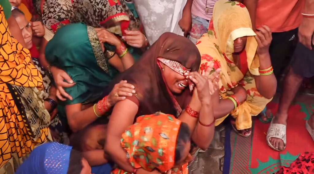 Hathras भगदड़: दर्दनाक हादसे की जानिए पूरी दास्तां, लाशों की पहचान का काम जारी, ये भी जानें-कितने लोगों पर दर्ज हुई FIR 1 Hathras भगदड़: दर्दनाक हादसे की जानिए पूरी दास्तां, लाशों की पहचान का काम जारी, ये भी जानें-कितने लोगों पर दर्ज हुई FIR