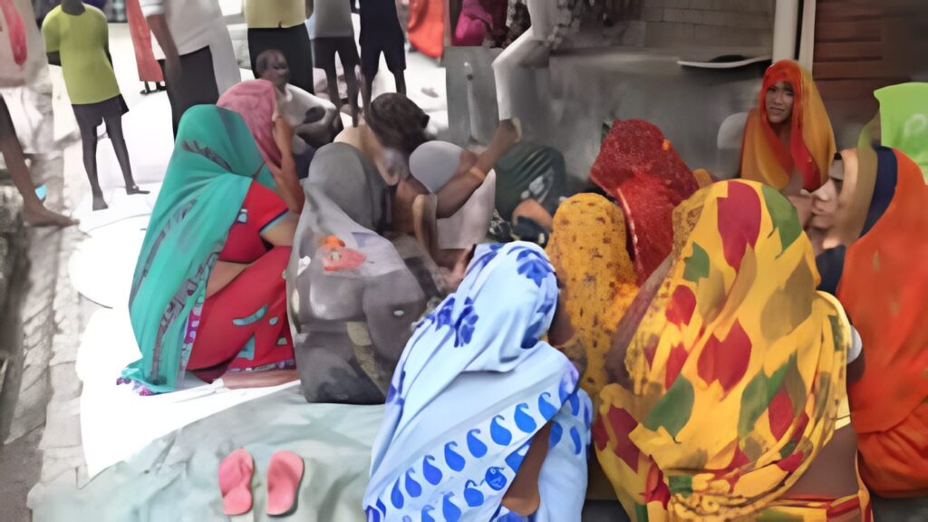 Hathras भगदड़: दर्दनाक हादसे की जानिए पूरी दास्तां, लाशों की पहचान का काम जारी, ये भी जानें-कितने लोगों पर दर्ज हुई FIR 2 Hathras भगदड़: दर्दनाक हादसे की जानिए पूरी दास्तां, लाशों की पहचान का काम जारी, ये भी जानें-कितने लोगों पर दर्ज हुई FIR
