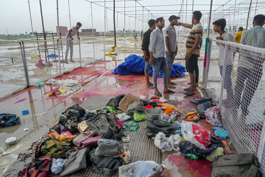 Hathras भगदड़ : 06 आरोपी गिरफ्तार, मुख्य आयोजक पर 1 लाख का इनाम 1 Hathras भगदड़ : 06 आरोपी गिरफ्तार, मुख्य आयोजक पर 1 लाख का इनाम