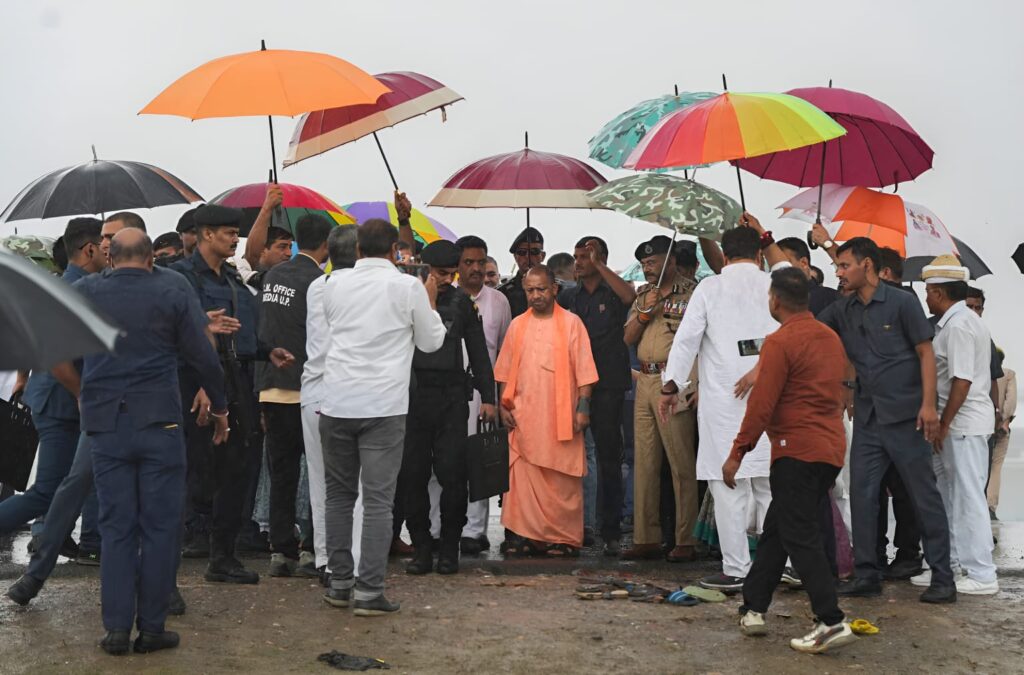 Hathras भगदड़: दर्दनाक हादसे की जानिए पूरी दास्तां, लाशों की पहचान का काम जारी, ये भी जानें-कितने लोगों पर दर्ज हुई FIR 6 Hathras भगदड़: दर्दनाक हादसे की जानिए पूरी दास्तां, लाशों की पहचान का काम जारी, ये भी जानें-कितने लोगों पर दर्ज हुई FIR