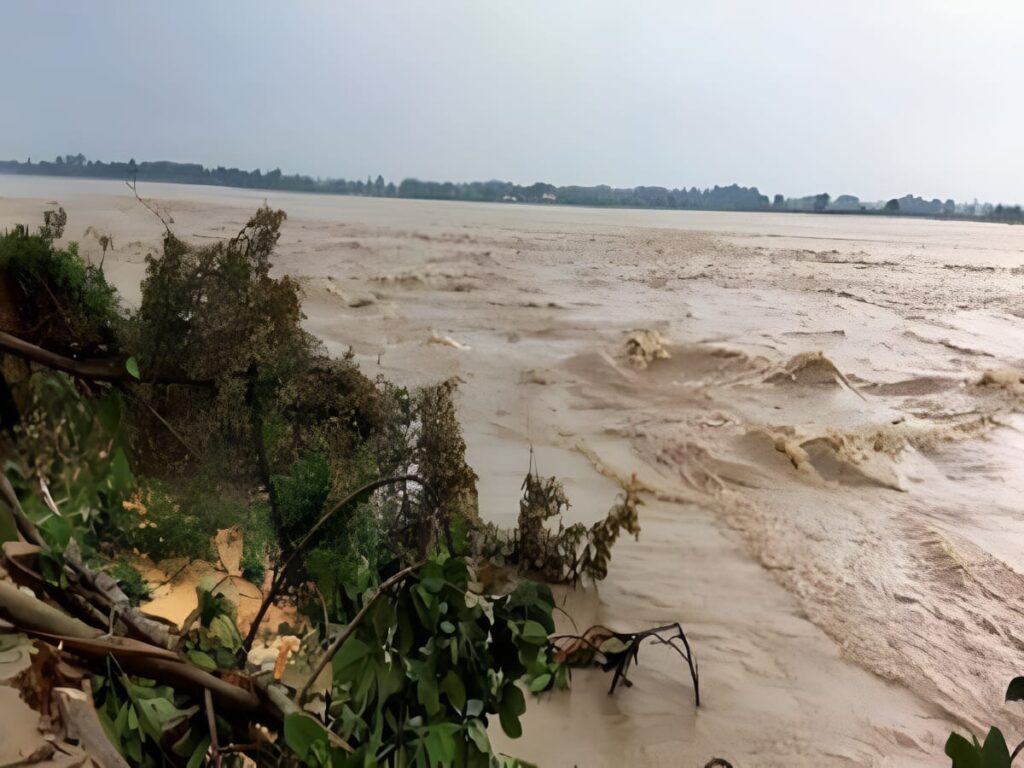 North Bihar की नदियां उफनायी, बाढ़ के पानी में फंसे 58 किसानों को किया गया रेस्क्यू 1 North Bihar की नदियां उफनायी, बाढ़ के पानी में फंसे 58 किसानों को किया गया रेस्क्यू