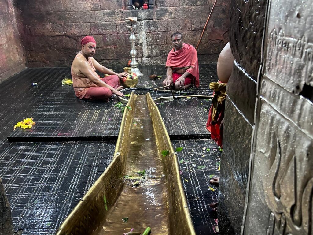 Shravani Mela 2024 Live: झारखंड के बाबा बैद्यनाथ मंदिर में उमड़ी कांवरियों की भीड़, लगी लंबी कतार, देखें वीडियो 2 Shravani Mela 2024 Live: झारखंड के बाबा बैद्यनाथ मंदिर में उमड़ी कांवरियों की भीड़, लगी लंबी कतार, देखें वीडियो