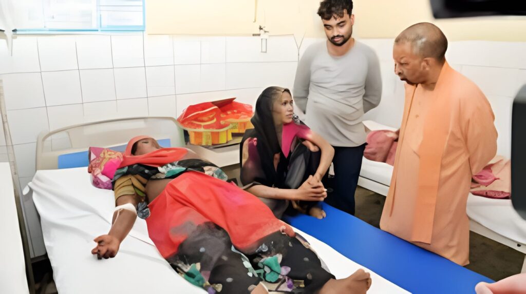 Hathras : सीएम योगी आदित्यनाथ हाथरस घायलों से मिलकर लौटे, बताया कितने लोगों की हुई मौत 1 Hathras : सीएम योगी आदित्यनाथ हाथरस घायलों से मिलकर लौटे, बताया कितने लोगों की हुई मौत