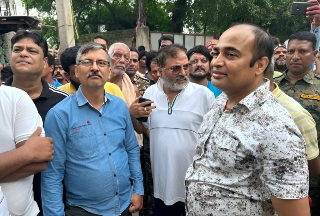 Breaking News: झारखंड के देवघर में बड़ा हादसा, गिरी 3 मंजिली इमारत, 3 की मौत, कोहराम 2 Breaking News: झारखंड के देवघर में बड़ा हादसा, गिरी 3 मंजिली इमारत, 3 की मौत, कोहराम