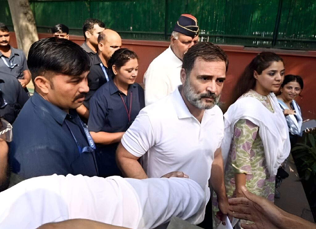 Hathras भगदड़ : मेरे चरणों की धूल लो...भोले बाबा के कहते भीड़ दौड़ पड़ी उनके पीछे राहुल गांधी हथरस में 2