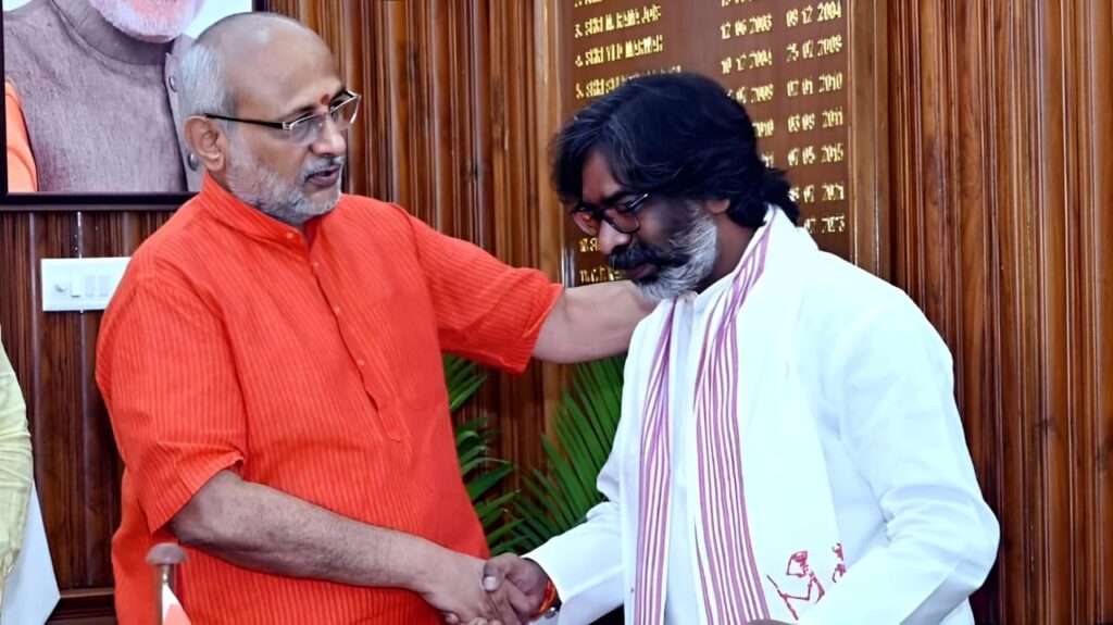 Hemant Soren Oath Ceremony : 05 बजे पद एवं गोपनीयता की लेंगे शपथ, हेमंत सोरेन का राजभवन के लिए निकला काफिला 1 Hemant Soren Oath Ceremony : 05 बजे पद एवं गोपनीयता की लेंगे शपथ, हेमंत सोरेन का राजभवन के लिए निकला काफिला
