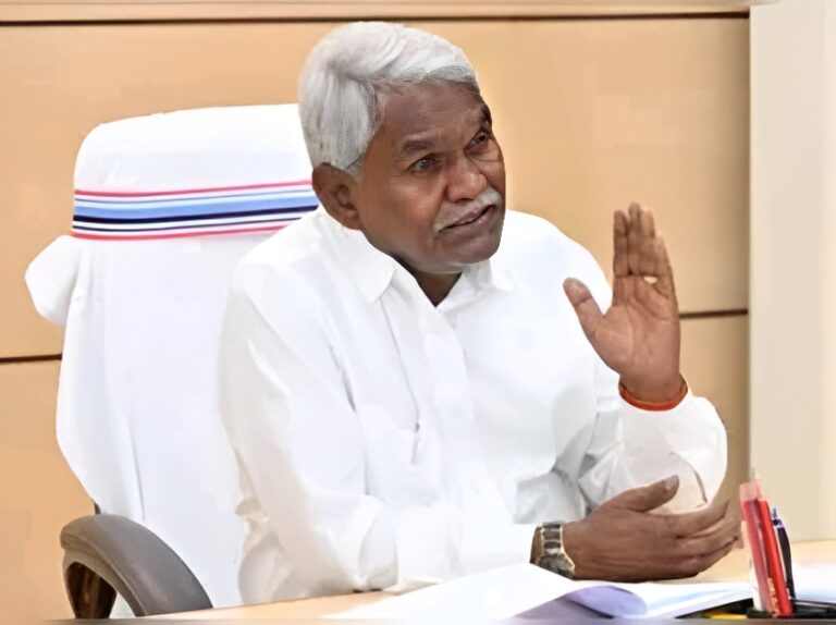 Jharkhand Politics News: दिल्ली से लौटे चंपाई सोरेन, 30 अगस्त को BJP करेंगे ज्वाइन ? Jharkhand Politics News: दिल्ली से लौटे चंपाई सोरेन, 30 अगस्त को BJP करेंगे ज्वाइन ?