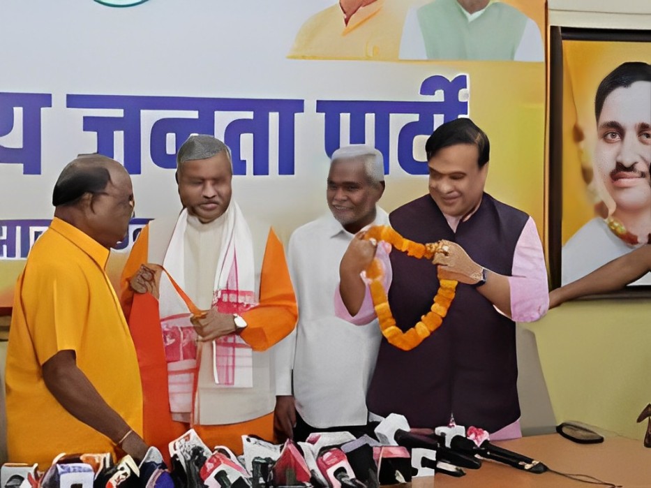 Jharkhand Politics: चंपाई सोरेन के बाद लोबिन हेम्ब्रम ने भी थामा BJP का दामन, कहा-पार्टी की नई पीढ़ी के नेता से नाराज हैं 1 Jharkhand Politics: चंपाई सोरेन के बाद लोबिन हेम्ब्रम ने भी थामा BJP का दामन, कहा-पार्टी की नई पीढ़ी के नेता से नाराज हैं