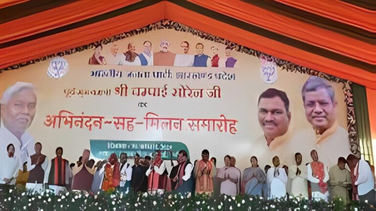 Jharkhand Politics News: कोल्हान टाइगर कहे जाने वाले चंपाई सोरेन ने थामा बीजेपी का दामन, बेटे ने भी ली सदस्यता Jharkhand Politics News: कोल्हान टाइगर कहे जाने वाले चंपाई सोरेन ने थामा बीजेपी का दामन, बेटे ने भी ली सदस्यता