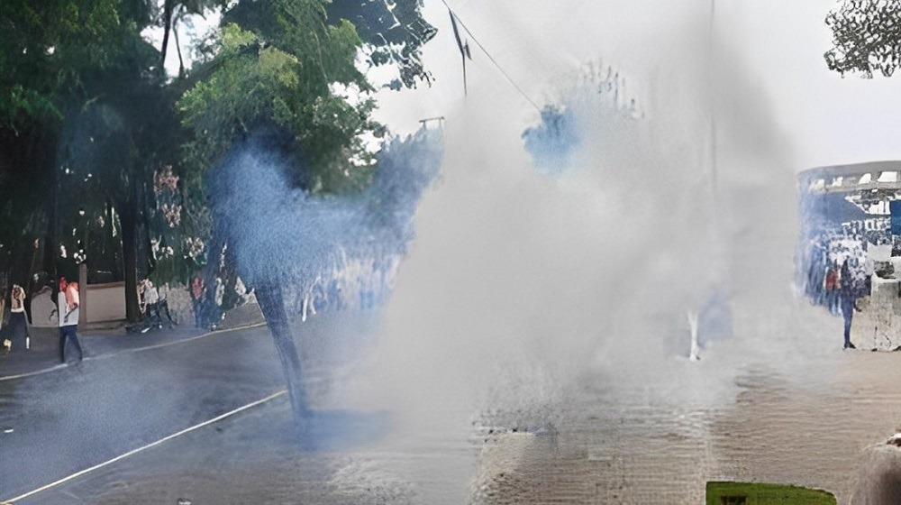 Kolkata Students Protest March: छात्रों ने तोड़ी बैरिकेडिंग और किया पथराव, पुलिस ने चलायी लाठी, छोड़े आंसू गैस के गोले, देखें वीडियो 1 Kolkata Students Protest March: छात्रों ने तोड़ी बैरिकेडिंग और किया पथराव, पुलिस ने चलायी लाठी, छोड़े आंसू गैस के गोले, देखें वीडियो