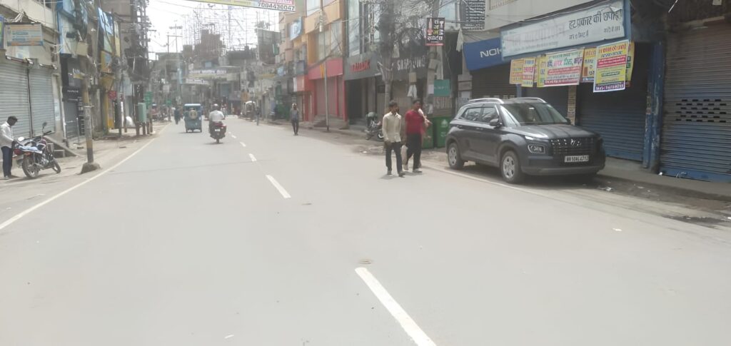 Raunak Kedia murder case: दवा कारोबारी के पुत्र की हत्या के विराेध में बंद रहा भागलपुर बाजार, कारोबारी सड़क पर उतरे 1 Raunak Kedia murder case: दवा कारोबारी के पुत्र की हत्या के विराेध में बंद रहा भागलपुर बाजार, कारोबारी सड़क पर उतरे