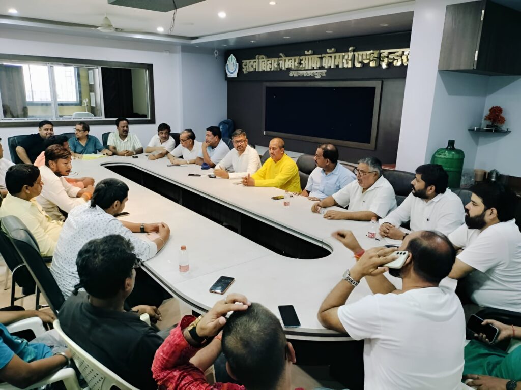 Raunak Kedia murder case: दवा कारोबारी के पुत्र की हत्या के विराेध में बंद रहा भागलपुर बाजार, कारोबारी सड़क पर उतरे 2 Raunak Kedia murder case: दवा कारोबारी के पुत्र की हत्या के विराेध में बंद रहा भागलपुर बाजार, कारोबारी सड़क पर उतरे