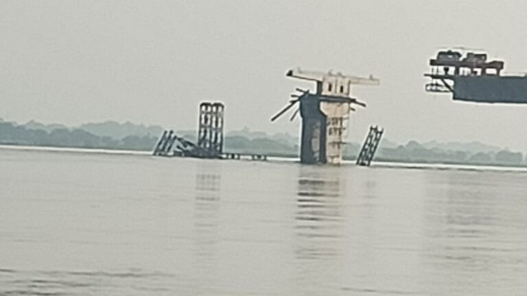 Sultanganj-Aguwani Ganga Bridge: पुल के क्षतिग्रस्त हिस्से का मलवा धराशाई, देखें वीडियो Sultanganj-Aguwani Ganga Bridge: पुल के क्षतिग्रस्त हिस्से का मलवा धराशाई, देखें वीडियो