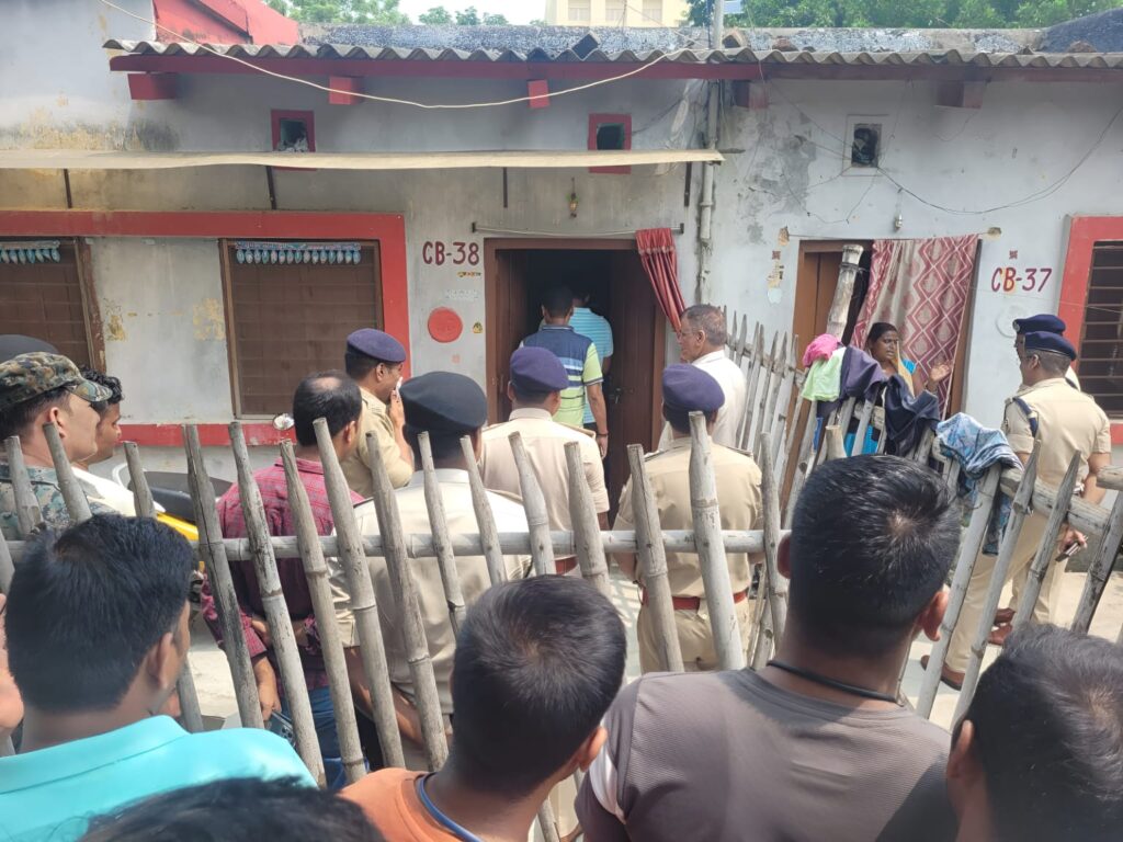भागलपुर में खौफनाक वारदात, बेरहम पति ने पहले की सिपाही पत्नी, बच्चे और मां की हत्या, फिर फांसी पर झूले 1 भागलपुर में खौफनाक वारदात, बेरहम पति ने पहले की सिपाही पत्नी, बच्चे और मां की हत्या, फिर फांसी पर झूले