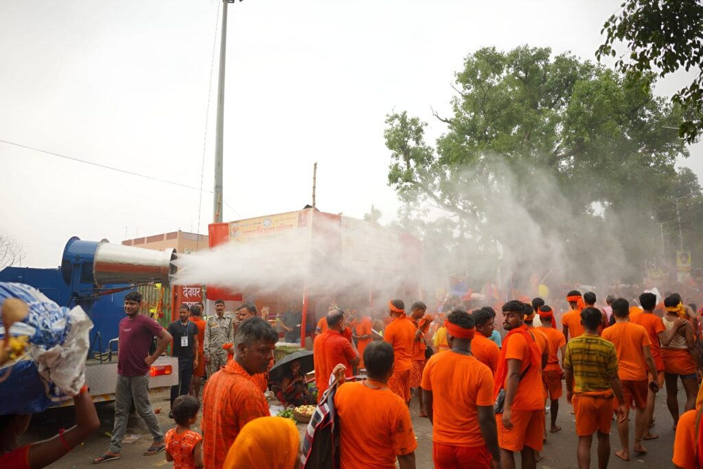 Deoghar News: ठंडी फुहार के बीच रूटलाइ़न पर आगे बढ़ते रहे कांवरिये, 02 लाख से अधिक ने किया जलाभिषेक कांवरियों की भीड़ 2