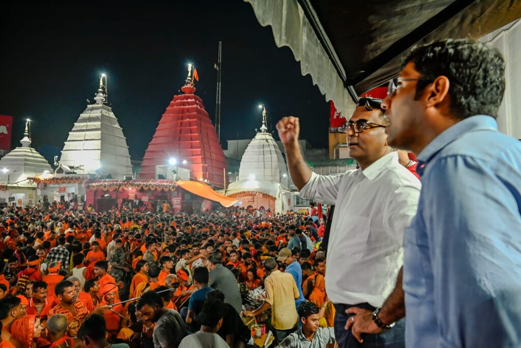 Deoghar News: ठंडी फुहार के बीच रूटलाइ़न पर आगे बढ़ते रहे कांवरिये, 02 लाख से अधिक ने किया जलाभिषेक कांवरियों की भीड़ 3