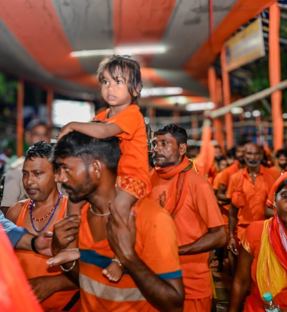Deoghar News: ठंडी फुहार के बीच रूटलाइ़न पर आगे बढ़ते रहे कांवरिये, 02 लाख से अधिक ने किया जलाभिषेक कांवरियों की भीड़ 4