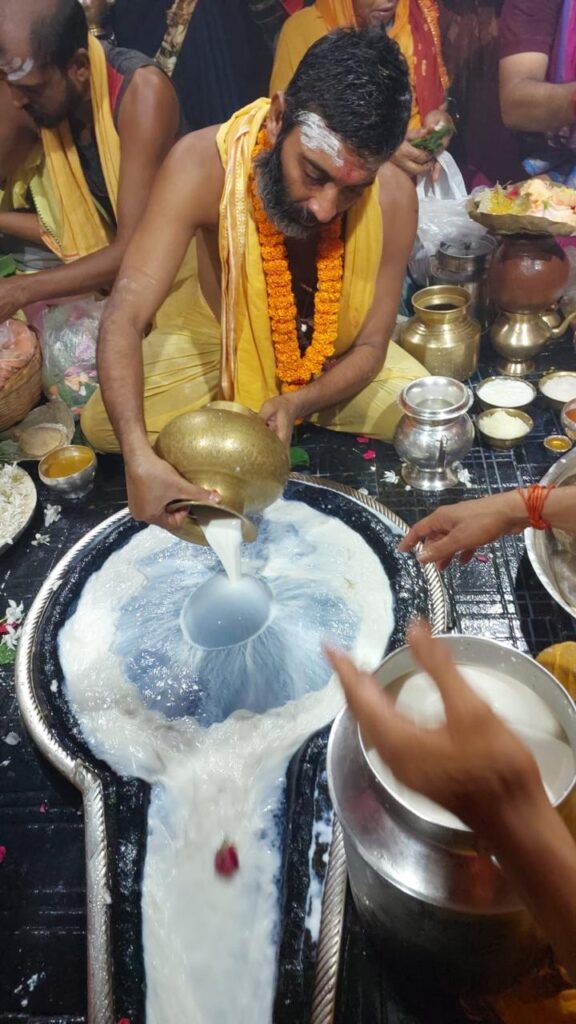 Deoghar News: ठंडी फुहार के बीच रूटलाइ़न पर आगे बढ़ते रहे कांवरिये, 02 लाख से अधिक ने किया जलाभिषेक बाबा बैद्यनाथ धाम में पूजा अर्चना