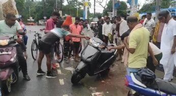 Bhagalpur News: भागलपुर में स्कूटी में छिपा था जहरीला सांप, कूदकर भागा चालक, फिर जानें क्या हुआ?