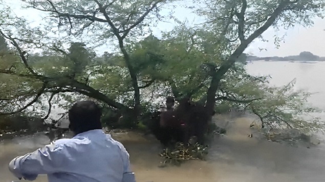 Bhagalpur Flood: बिहार के भागलपुर में 25 लोगों से भरी नाव पलटी, अफरातफरी के बीच एक बच्चा लापता 1 Bhagalpur Flood: बिहार के भागलपुर में 25 लोगों से भरी नाव पलटी, अफरातफरी के बीच एक बच्चा लापता