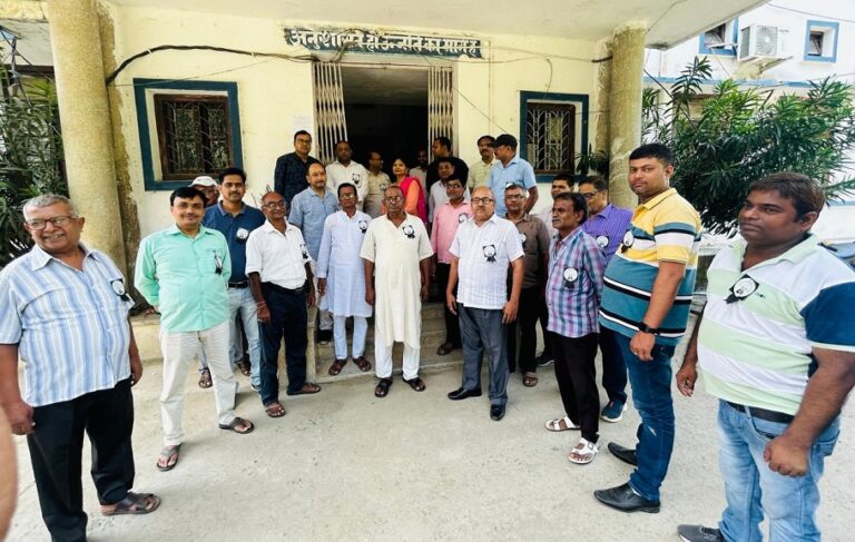 Bhagalpur News : नयी पेंशन स्कीम के विरोध में बिजली कर्मचारियों ने काला बिल्ला लगाकर किया काम