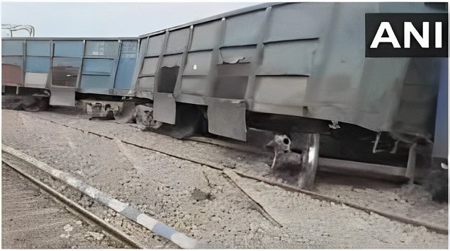 Bokaro Train Accident: झारखंड के बोकारो में मालगाड़ी डिरेल, 02 डिब्बे पटरी से उतरे, वंदे भारत सहित कई ट्रेनें हुईं प्रभावित 1 Bokaro Train Accident: झारखंड के बोकारो में मालगाड़ी डिरेल, 02 डिब्बे पटरी से उतरे, वंदे भारत सहित कई ट्रेनें हुईं प्रभावित