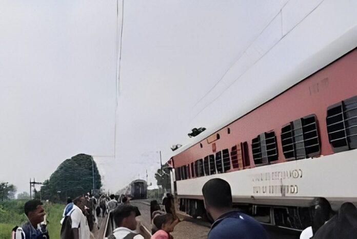 मगध एक्सप्रेस दुर्घटनाग्रस्त होने से बची मगध एक्सप्रेस दुर्घटनाग्रस्त होने से बची