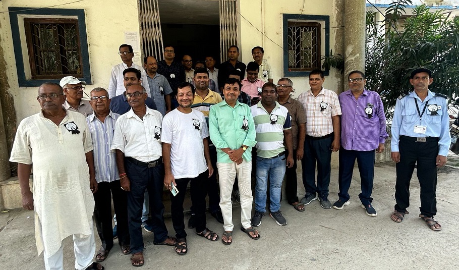 Bhagalpur News : नयी पेंशन स्कीम के विरोध में बिजली कर्मचारियों ने काला बिल्ला लगाकर किया काम 1 Bhagalpur News : नयी पेंशन स्कीम के विरोध में बिजली कर्मचारियों ने काला बिल्ला लगाकर किया काम