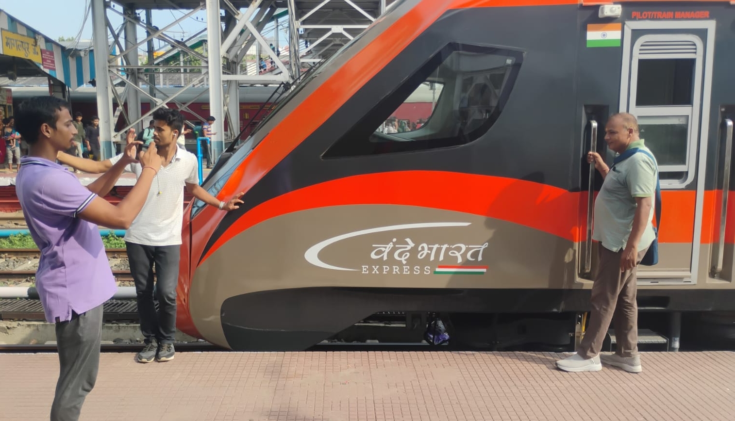 Vande Bharat Express: वंदे भारत ट्रेन का चमकदार रैक पहुंचा भागलपुर जंक्शन, आज होगा ट्रायल रन