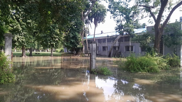 Bihar Flood: भागलपुर में बाढ़ ने लोगों की बढ़ाई मुसीबत, तस्वीर में देखें गंगा का रौद्र रूप 1 Bihar Flood: भागलपुर में बाढ़ ने लोगों की बढ़ाई मुसीबत, तस्वीर में देखें गंगा का रौद्र रूप
