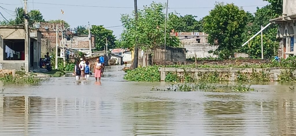 Bihar Flood: भागलपुर में बाढ़ ने लोगों की बढ़ाई मुसीबत, तस्वीर में देखें गंगा का रौद्र रूप 6 Bihar Flood: भागलपुर में बाढ़ ने लोगों की बढ़ाई मुसीबत, तस्वीर में देखें गंगा का रौद्र रूप
