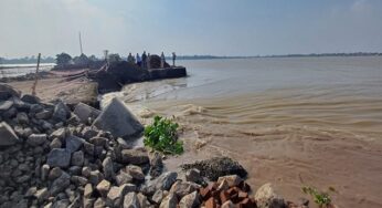 Bihar Flood: भागलपुर में बाढ़ ने लोगों की बढ़ाई मुसीबत, तस्वीर में देखें गंगा का रौद्र रूप