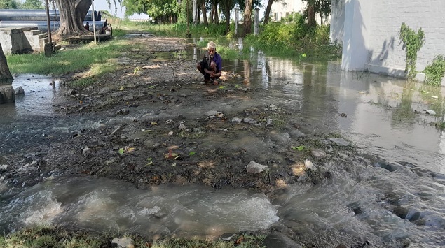 Bihar Flood: भागलपुर में बाढ़ ने लोगों की बढ़ाई मुसीबत, तस्वीर में देखें गंगा का रौद्र रूप 3 Bihar Flood: भागलपुर में बाढ़ ने लोगों की बढ़ाई मुसीबत, तस्वीर में देखें गंगा का रौद्र रूप
