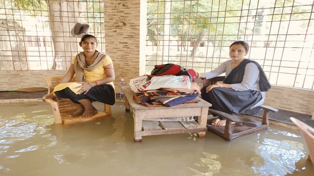 Bihar Flood: भागलपुर में बाढ़ ने लोगों की बढ़ाई मुसीबत, तस्वीर में देखें गंगा का रौद्र रूप 4 Bihar Flood: भागलपुर में बाढ़ ने लोगों की बढ़ाई मुसीबत, तस्वीर में देखें गंगा का रौद्र रूप