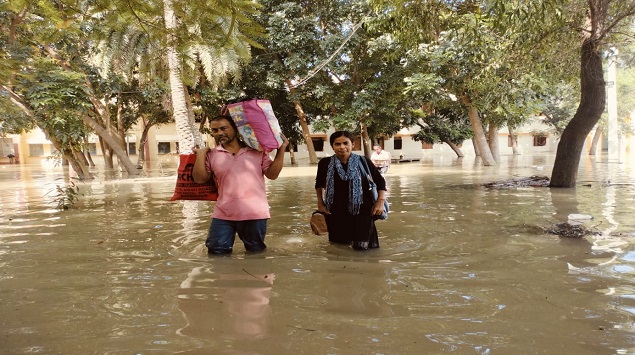 Bihar Flood: भागलपुर में बाढ़ ने लोगों की बढ़ाई मुसीबत, तस्वीर में देखें गंगा का रौद्र रूप 5 Bihar Flood: भागलपुर में बाढ़ ने लोगों की बढ़ाई मुसीबत, तस्वीर में देखें गंगा का रौद्र रूप