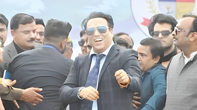 Actor Govinda: एक्टर गोविंदा के पैर में खुद के पिस्तौल से लगी गोली, ICU से दर्दभरी आवाज में सामने आया ऑडियो मैसेज, कहा-गलती से… 4 गोविंदा को लगी गोली, आइसीयू में भर्ती