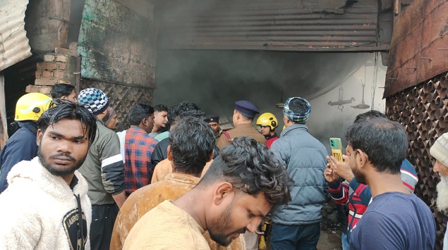 Bihar News: भागलपुर में धू-धू जल उठा कचरा गोदाम, आग बुझाने में 6 दमकल को लगे कई घंटे 1 2