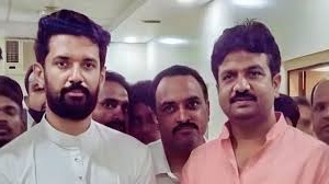 ED Raid: चिराग के करीबी नेता के घर पहुंची ईडी की टीम, पटना सहित तीन ठिकानों पर छापेमारी 1 ED Raid: चिराग के करीबी नेता के घर पहुंची ईडी की टीम, पटना सहित तीन ठिकानों पर छापेमारी