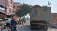 बिना ढके ढोया जा रहा कूड़ा