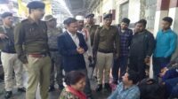 भागलपुर डीएम ने रेलयात्रियों का हाल-चाल जाना