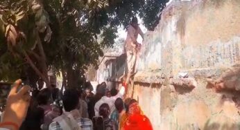 Matric Exam: मैट्रिक परीक्षा केंद्र पर दिखा हैरान कर देने वाला नजारा, लेट होने पर दीवार फांदने की कोशिश-Video