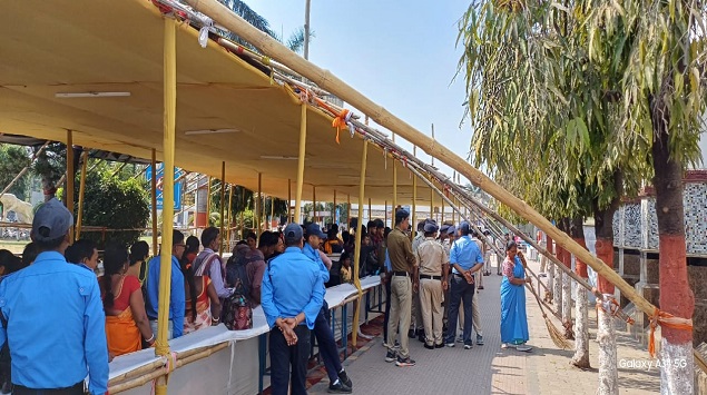 Asansol News: आसनसोल स्टेशन पर कुंभ मेला स्पेशल ट्रेन के यात्रियों को मिल रही बेहतर सुविधा