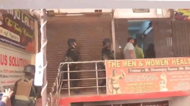Encounter Live Update: पटना में फायरिंग के बाद घर में छिपे बदमाश, सर्च ऑपरेशन खत्म, हिरासत में 4 लोग 1 Encounter Live Update: पटना में फायरिंग के बाद घर में छिपे बदमाश, सर्च ऑपरेशन खत्म, हिरासत में 4 लोग