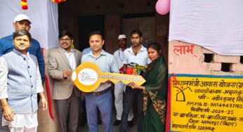 Bhagalpur City: भागलपुर डीएम ने प्रधानमंत्री आवास योजना के लाभार्थियों को चाबी देकर कराया गृह प्रवेश