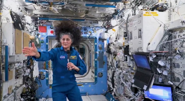 Sunita Williams Return Video: सुनीता विलियम्स की अंतरिक्ष से पृथ्वी पर सुरक्षित वापसी, 9 महीने बाद लौटी 'भारत की बेटी' 1 Sunita Williams return to earth.